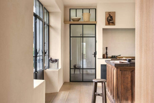 Dulux Matt Emulsion Paint For Walls And Ceilings - Magnolia 2.5 Litres