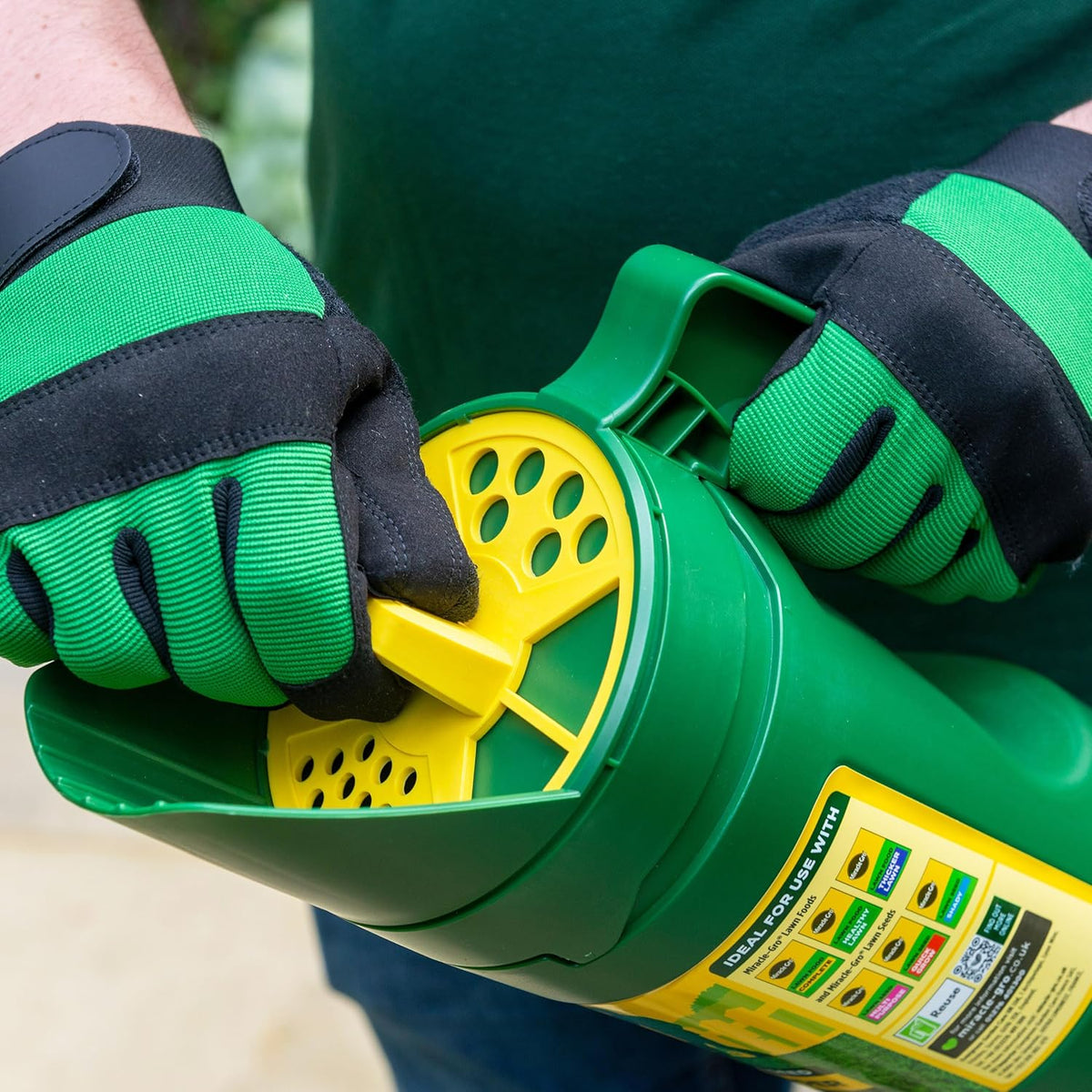 Miracle-Gro Compact Spreader-for Seeding and Feeding Your Lawn
