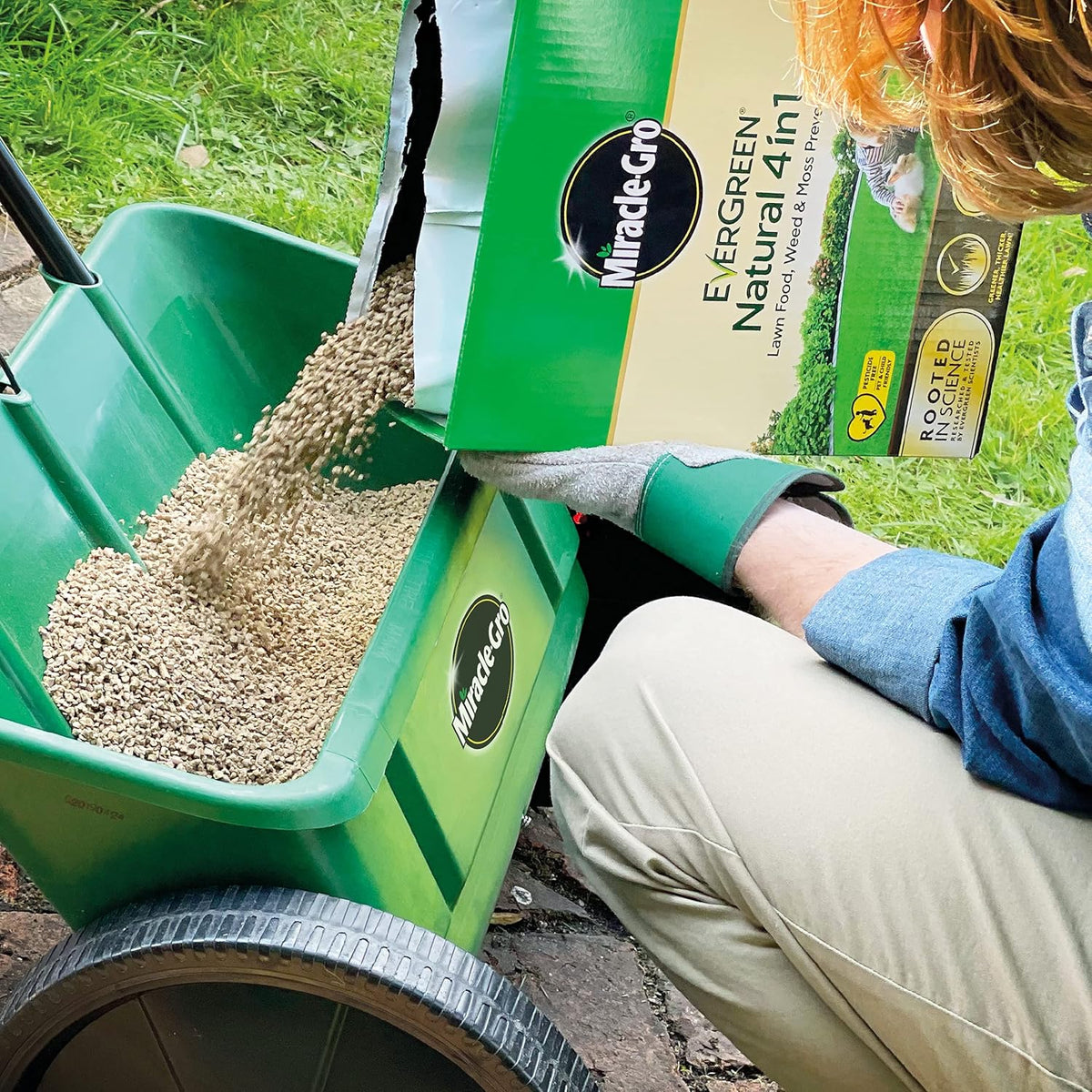 Miracle-Gro Natural 4 In1-Lawn Feed,Weed & Moss Preventor Lawn Fertiliser 85m2.