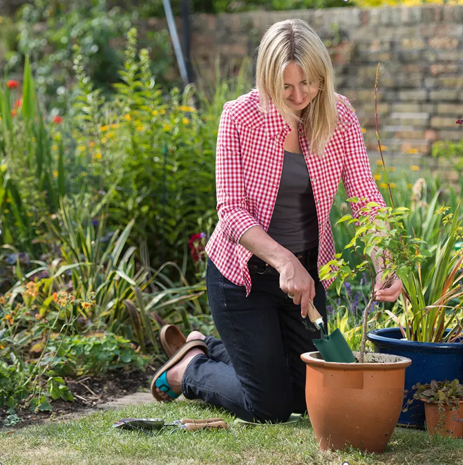 Hilka Carbon Coated Steel Green Hand Trowel