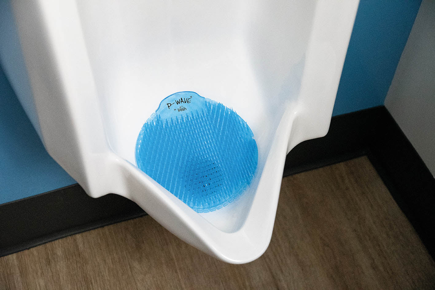 P-Wave Slant-6 Urinal Screen Deodoriser Ocean Mist